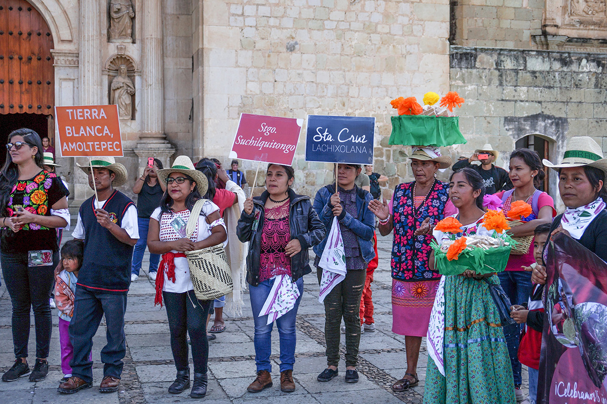 Mujeres y hombres orgullosos de sus regiones.